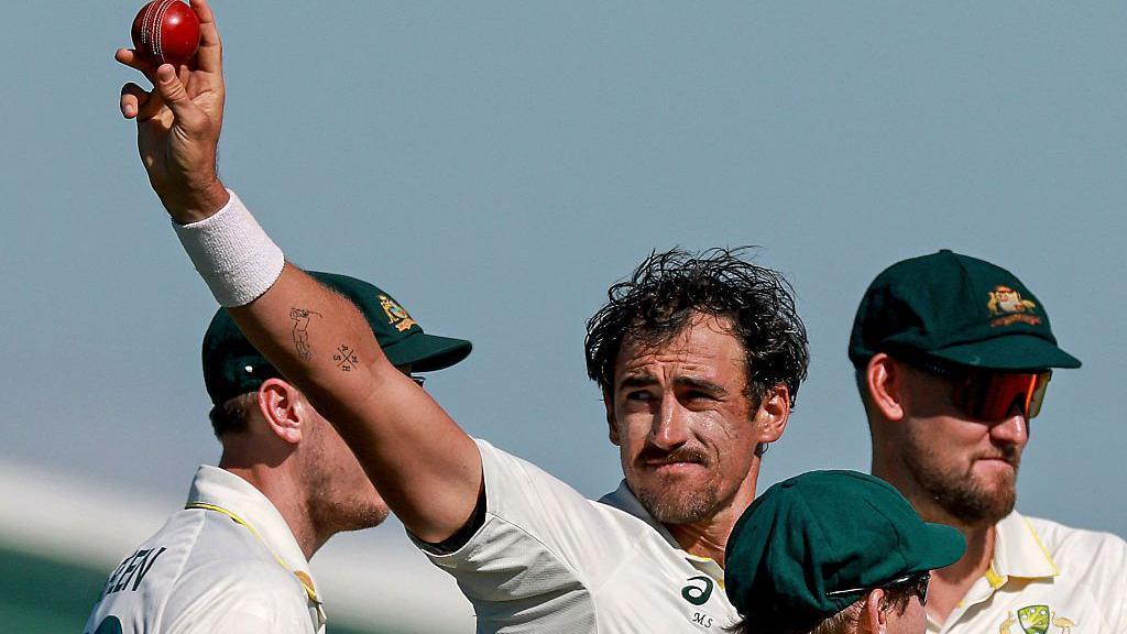 澳大利亚在第二场测试中大胜孟加拉，斯塔克拿下10个 wickets